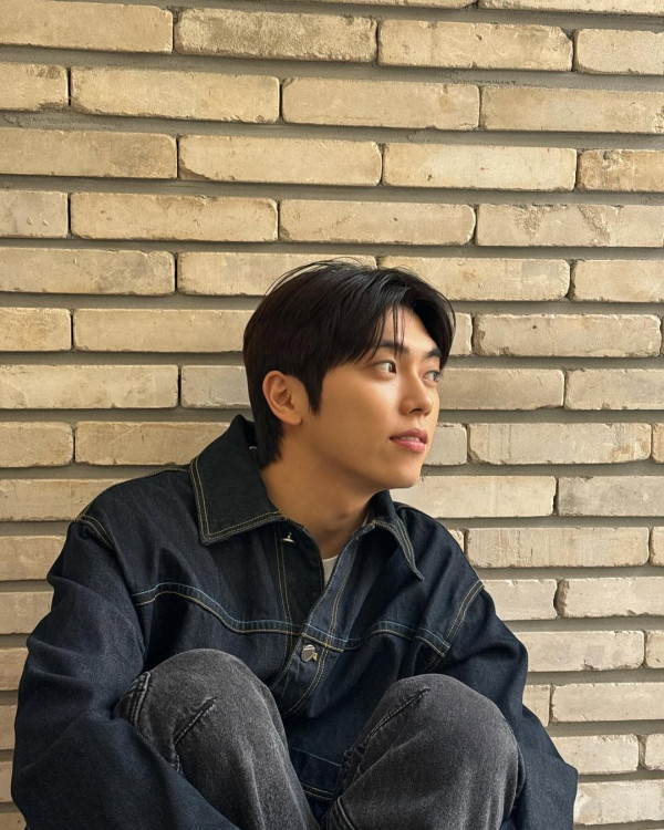男團ONF成員珉均 完美男聲翻唱〈Golden〉（圖片來源：IG@mkickoff_）