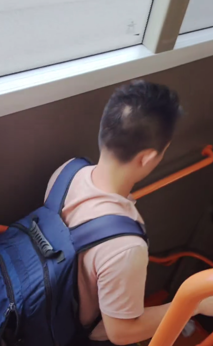 巴士缺德男亂扔外賣遭群眾制止 暴怒疑想動手打人  網民：正義港人