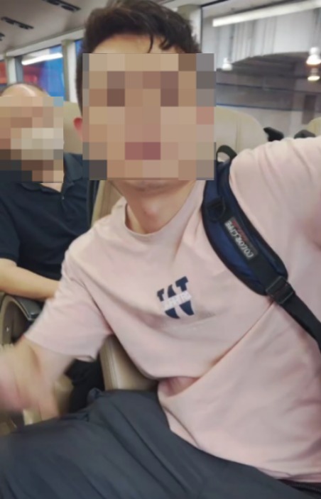 巴士缺德男亂扔外賣遭群眾制止 暴怒疑想動手打人  網民：正義港人