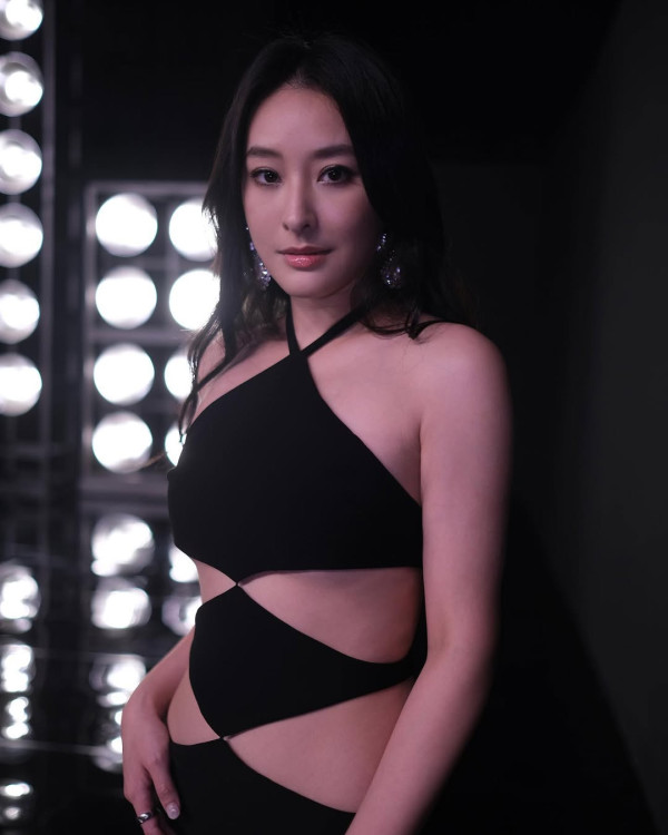 陳瀅晒黑色比堅尼胸前解鈕春光無限 胸壓一神秘男子狀甚親暱惹熱議