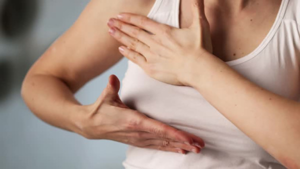 胸部按摩 圖片來源:iStock