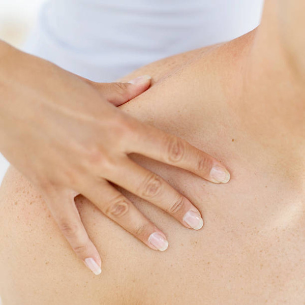 胸部按摩 圖片來源:Getty Images