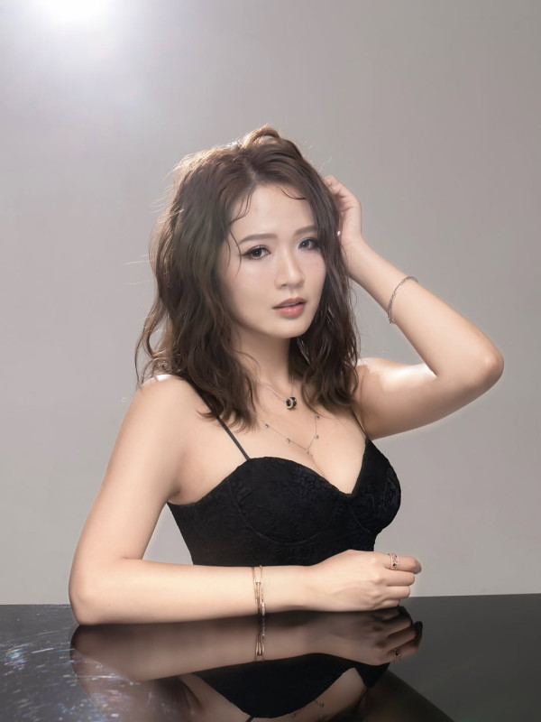 梁敏巧快餐店制服打工舊照曝光！自爆曾被變態男同事性騷擾︰偷𥄫我換衫