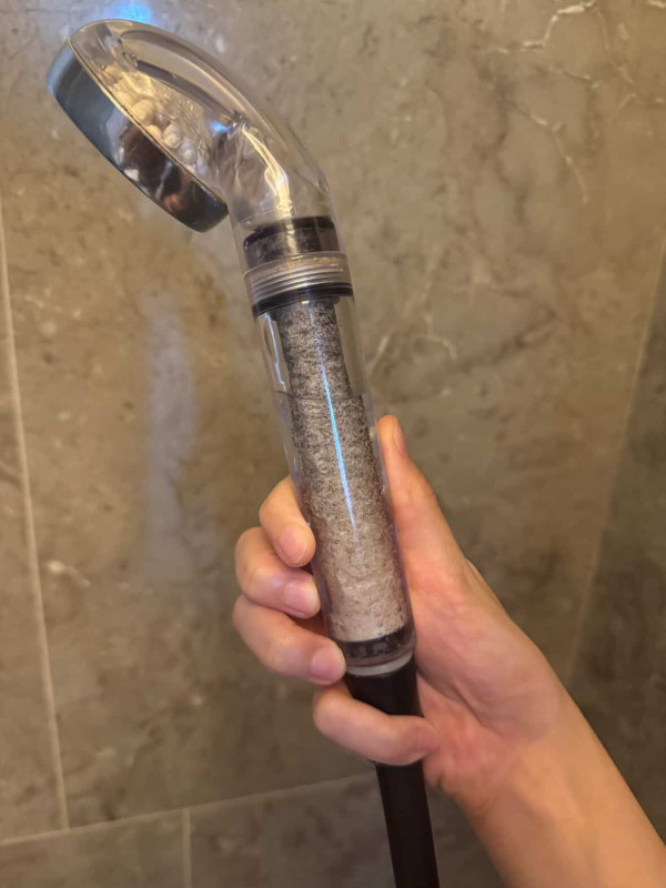 九龍城屋苑大停水管理處0通告！網民無奈用梳打水沖涼：城市求生記