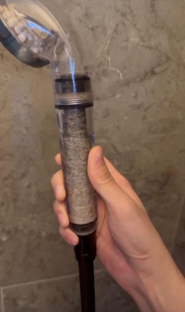 九龍城屋苑大停水管理處0通告！網民無奈用梳打水沖涼：城市求生記