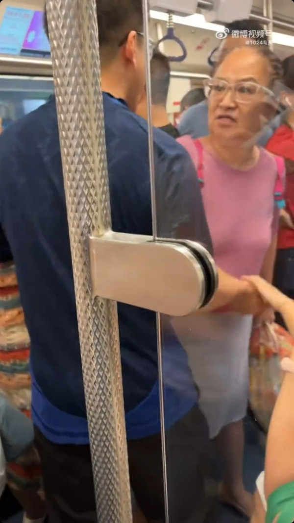深圳地鐵老人為逼乘客讓座 硬塞細路女兼鬧喊女乘客