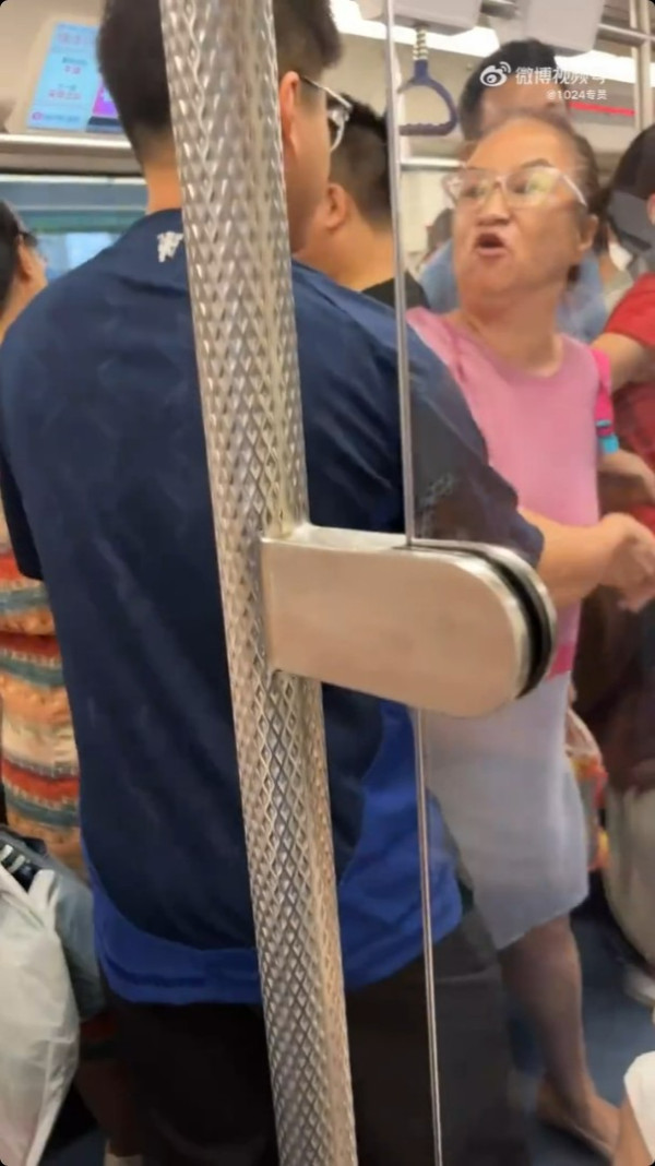 深圳地鐵老人為逼乘客讓座 硬塞細路女兼鬧喊女乘客