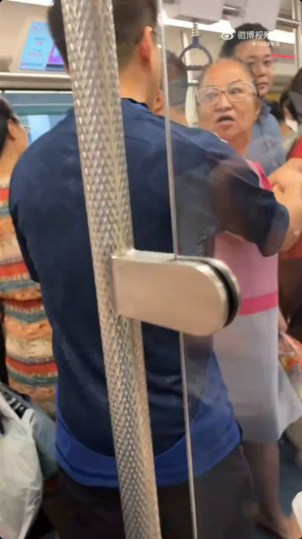 深圳地鐵老人為逼乘客讓座 硬塞細路女兼鬧喊女乘客