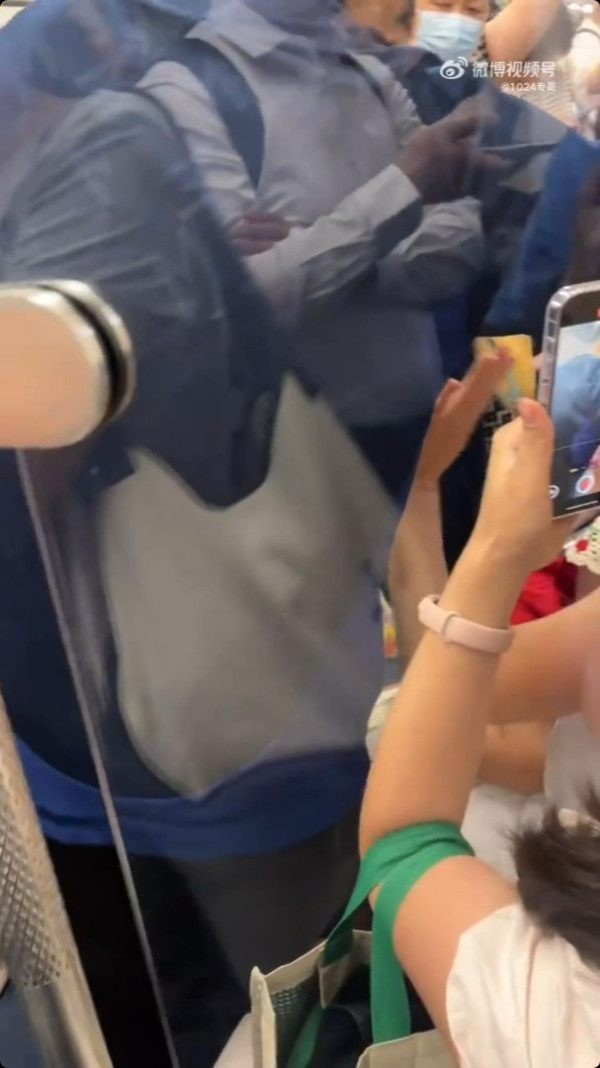 深圳地鐵老人為逼乘客讓座 硬塞細路女兼鬧喊女乘客