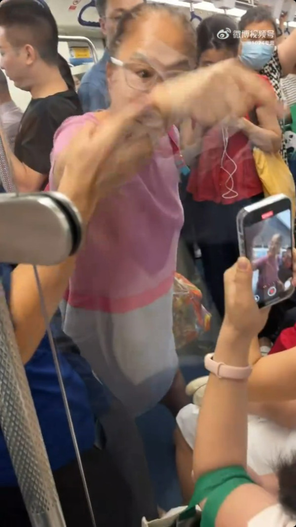 深圳地鐵老人為逼乘客讓座 硬塞細路女兼鬧喊女乘客
