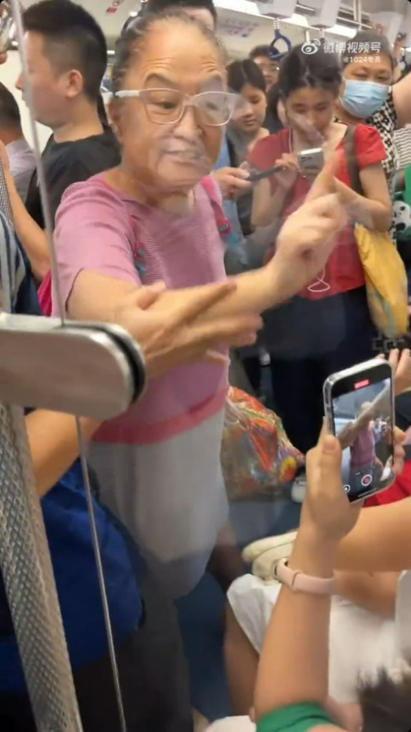 深圳地鐵老人為逼乘客讓座 硬塞細路女兼鬧喊女乘客