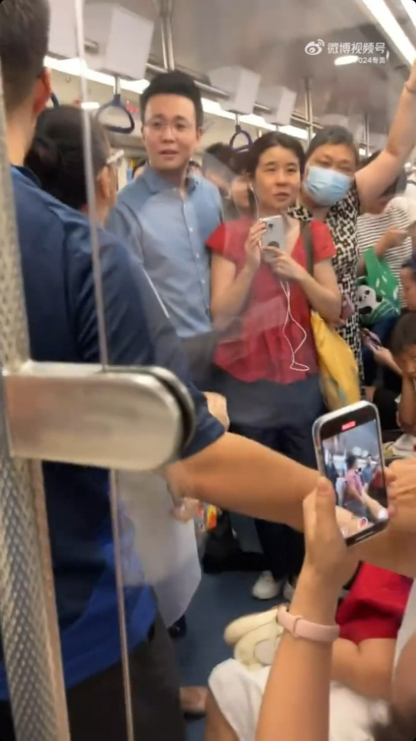 深圳地鐵老人為逼乘客讓座 硬塞細路女兼鬧喊女乘客