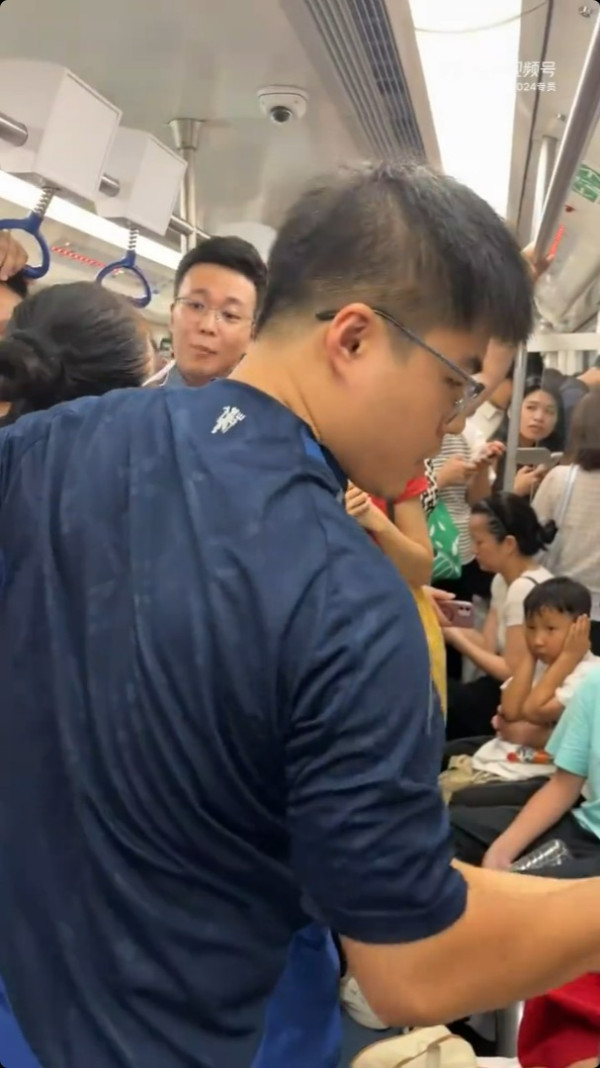 深圳地鐵老人為逼乘客讓座 硬塞細路女兼鬧喊女乘客