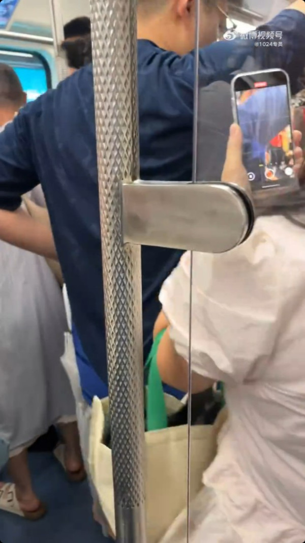 深圳地鐵老人為逼乘客讓座 硬塞細路女兼鬧喊女乘客