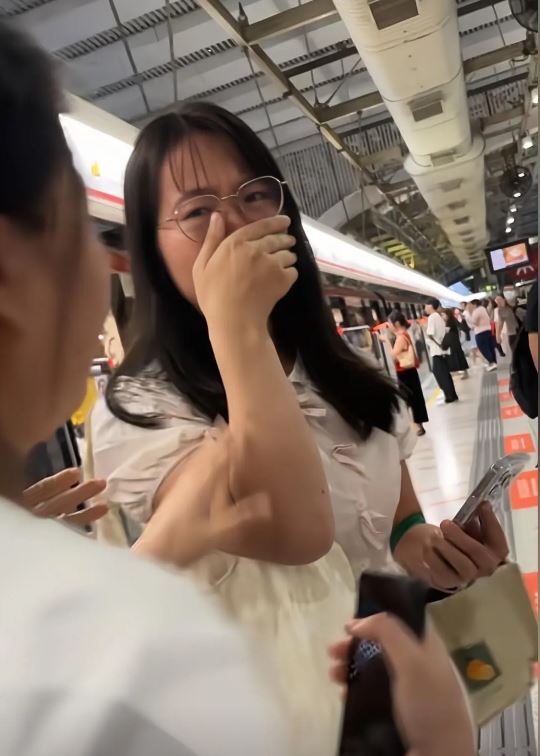 深圳地鐵老人為逼乘客讓座 硬塞細路女兼鬧喊女乘客