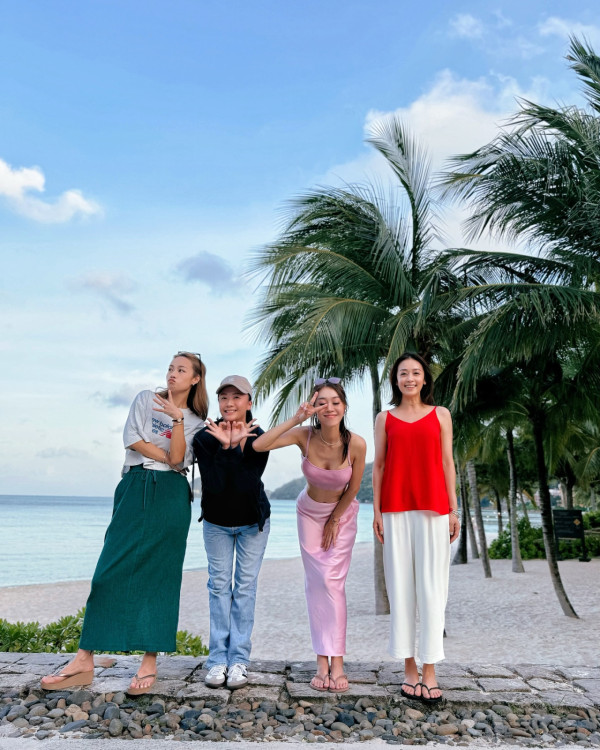 黃心穎家族旅行夏日泳衣大解放 黃氏四姐妹相聚合照激罕曝光 