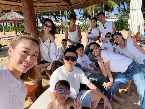 黃心穎家族旅行夏日泳衣大解放 黃氏四姐妹相聚合照激罕曝光 