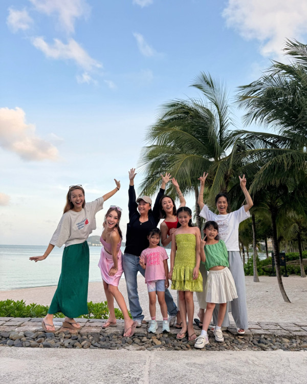 黃心穎家族旅行夏日泳衣大解放 黃氏四姐妹相聚合照激罕曝光 