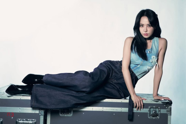 與LE SSERAFIM一同合作(圖片來源：IG@jolin_cai）