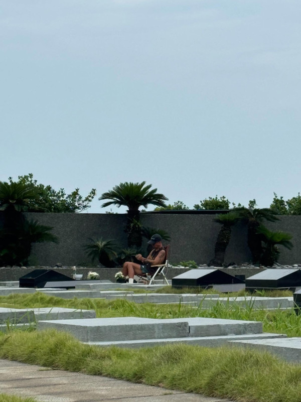 具俊曄被目擊獨坐大S墓前深情守候 孤寂背影惹網民淚崩：早日走出傷痛