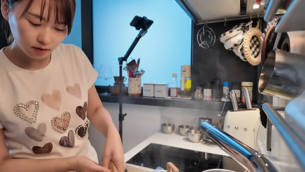 吳業坤太太拍片公開真實夫妻生活！晒流利廣東話甜蜜打造居家居酒屋 