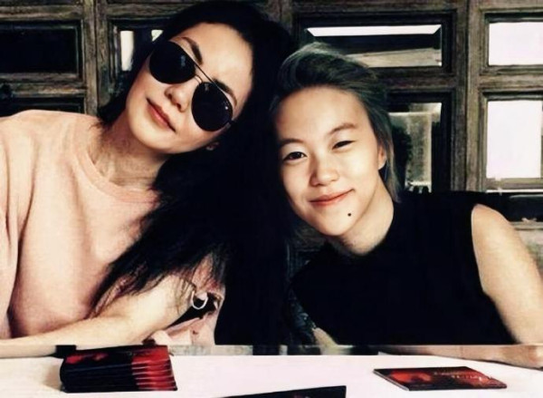 極似媽媽王菲(圖片來源:微博@這麼權威的臉)