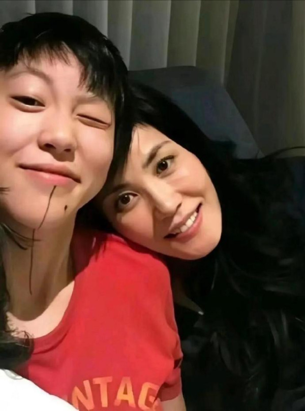 極似媽媽王菲(圖片來源:微博@這麼權威的臉)