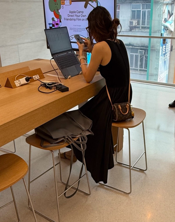 內地女帶Lenovo入Apple店叉電被斥偷電 內地網民：不夠0.5度電怎算偷