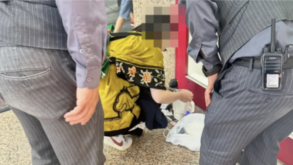內地女帶Lenovo入Apple店叉電被斥偷電 內地網民：不夠0.5度電怎算偷