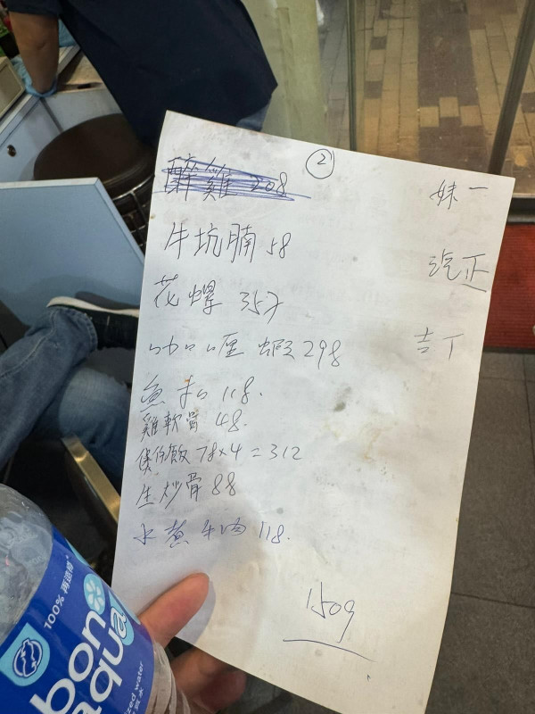 網民控深水埗餐廳雞煲佈滿蟲！已報食環怒轟：有生之年食過最污糟餐廳