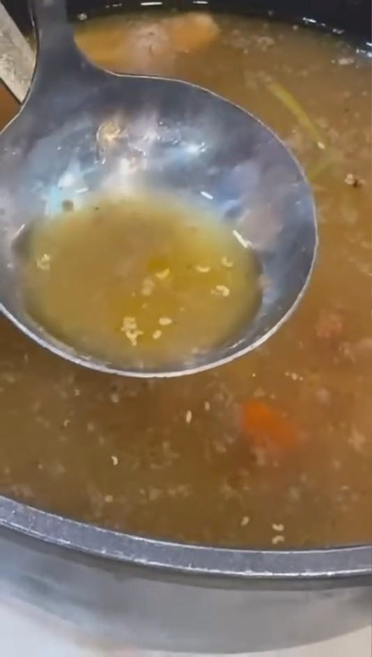 網民控深水埗餐廳雞煲佈滿蟲！已報食環怒轟：有生之年食過最污糟餐廳