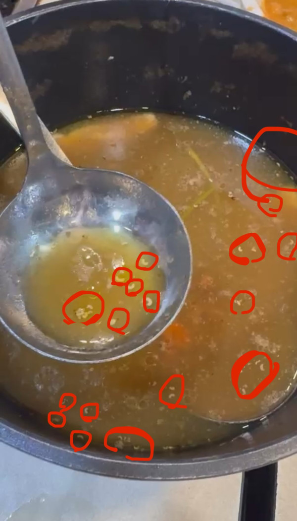 網民控深水埗餐廳雞煲佈滿蟲！已報食環怒轟：有生之年食過最污糟餐廳