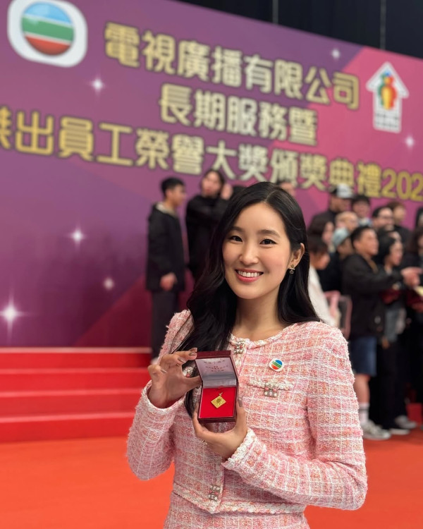 34歲前TVB女藝人過大禮晒巨型龍鳳鈪 圈外未婚夫神秘容貌終於曝光