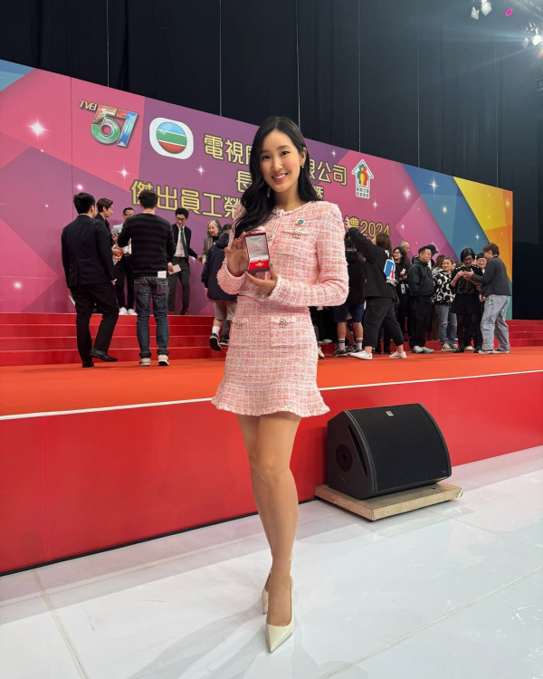 34歲前TVB女藝人過大禮晒巨型龍鳳鈪 圈外未婚夫神秘容貌終於曝光