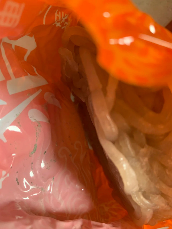 汪小菲品牌麻六記酸辣粉爆食安危機！發霉刺鼻網民嘲：黑心