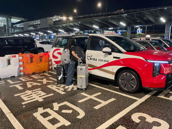 內地客疑港鐵站偷電 幫手機電腦充電乘客側目 內地網民反撐：格局就是小