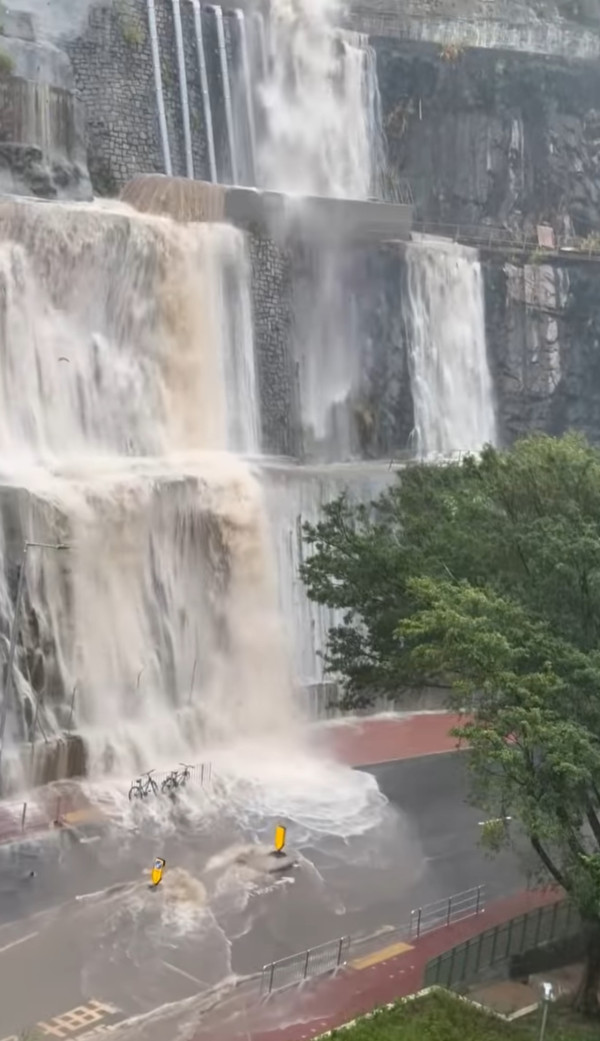 黑色暴雨｜筲箕灣驚現「黃果樹瀑布」？雨水狂湧入行人路 網民：又五百年一遇