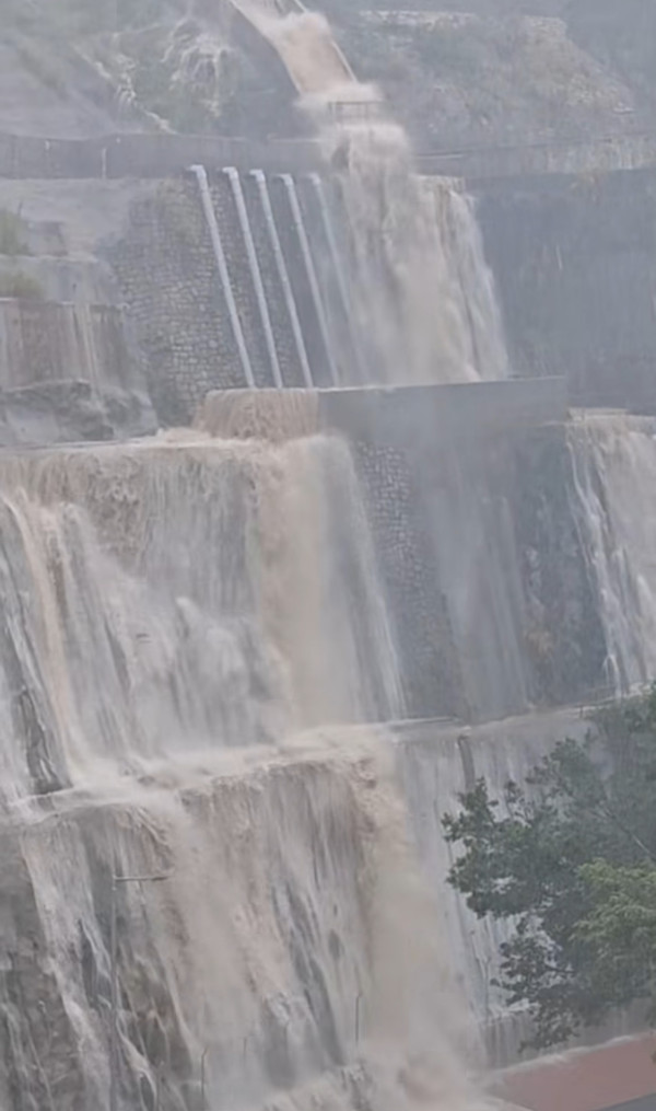 黑色暴雨｜筲箕灣驚現「黃果樹瀑布」？雨水狂湧入行人路 網民：又五百年一遇