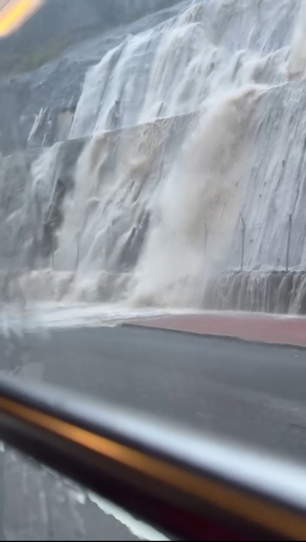 黑色暴雨｜筲箕灣驚現「黃果樹瀑布」？雨水狂湧入行人路 網民：又五百年一遇