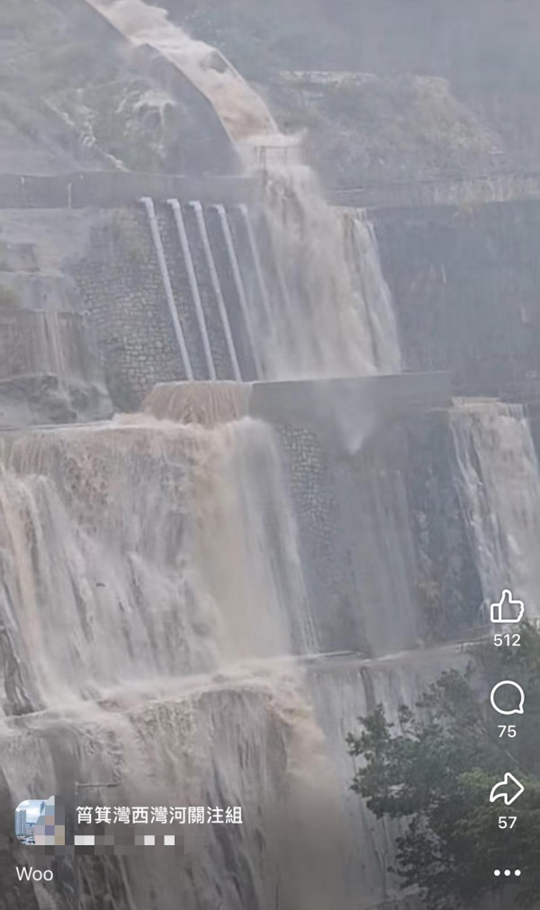 黑色暴雨｜筲箕灣驚現「黃果樹瀑布」？雨水狂湧入行人路 網民：又五百年一遇