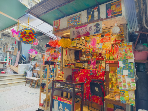 香港4大懷舊玩具店！打卡50年代復古玩偶/昭和風木雕/舊式收音機