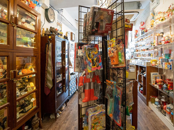 香港4大懷舊玩具店！打卡50年代復古玩偶/昭和風木雕/舊式收音機