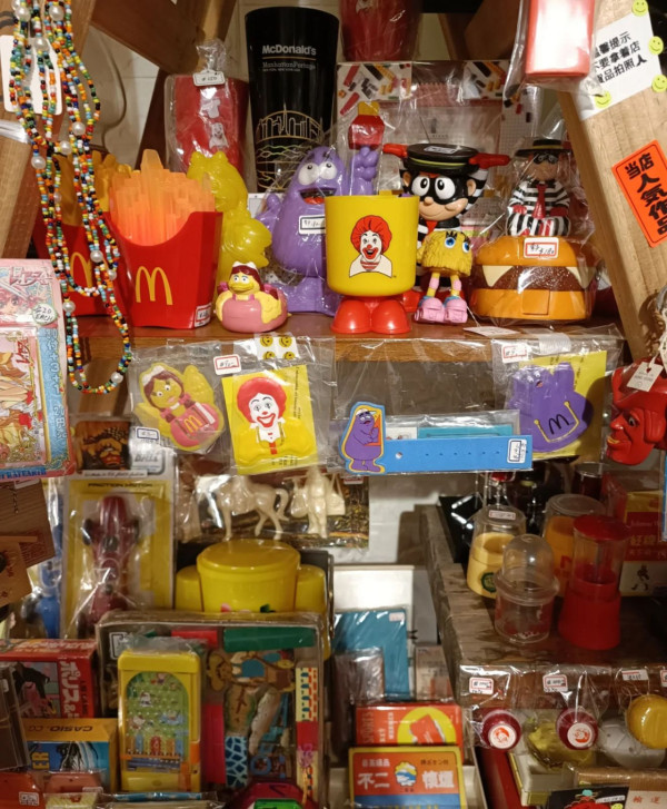 香港4大懷舊玩具店！打卡50年代復古玩偶/昭和風木雕/舊式收音機