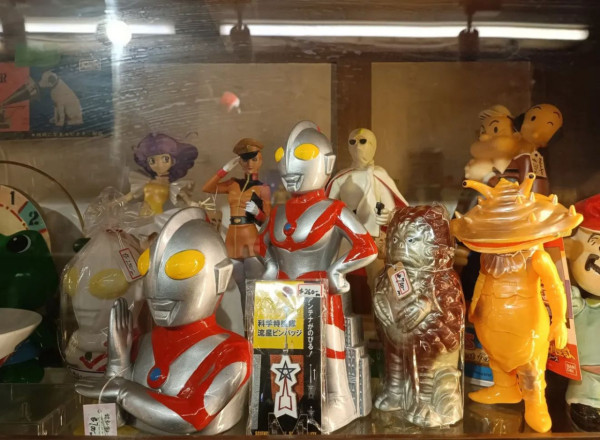 香港4大懷舊玩具店！打卡50年代復古玩偶/昭和風木雕/舊式收音機