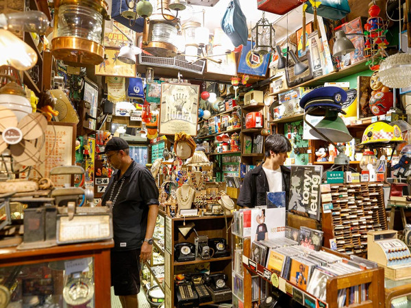 香港4大懷舊玩具店！打卡50年代復古玩偶/昭和風木雕/舊式收音機
