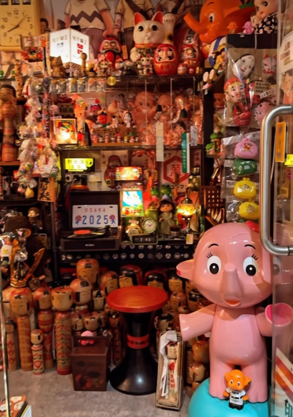 香港4大懷舊玩具店！打卡50年代復古玩偶/昭和風木雕/舊式收音機
