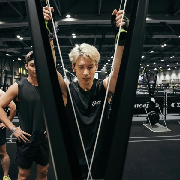 晒赤裸結實肌肉 （圖片來源：IG@kennyjr）