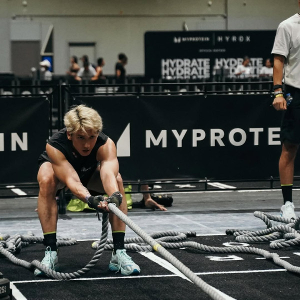 晒赤裸結實肌肉 （圖片來源：IG@kennyjr）