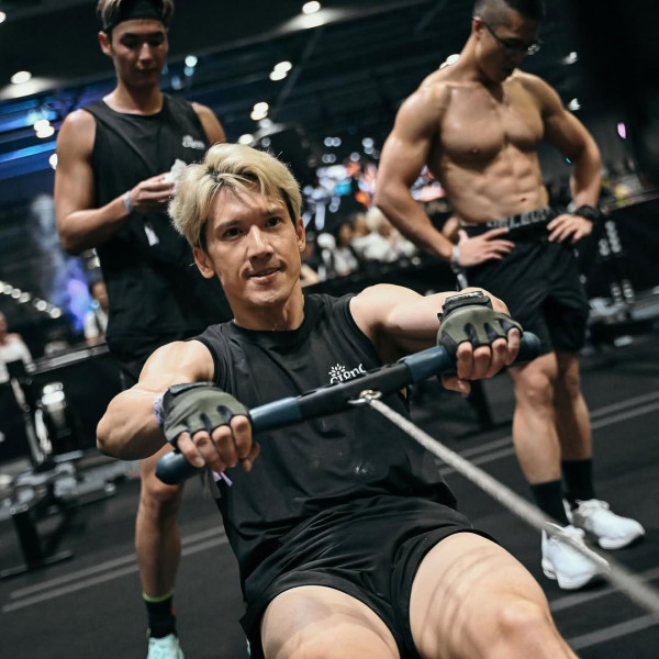 晒赤裸結實肌肉 （圖片來源：IG@kennyjr）