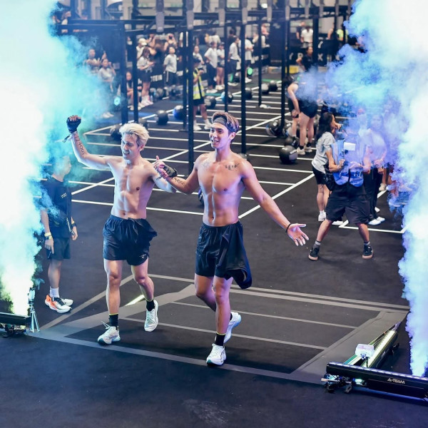 晒赤裸結實肌肉 （圖片來源：IG@kennyjr）